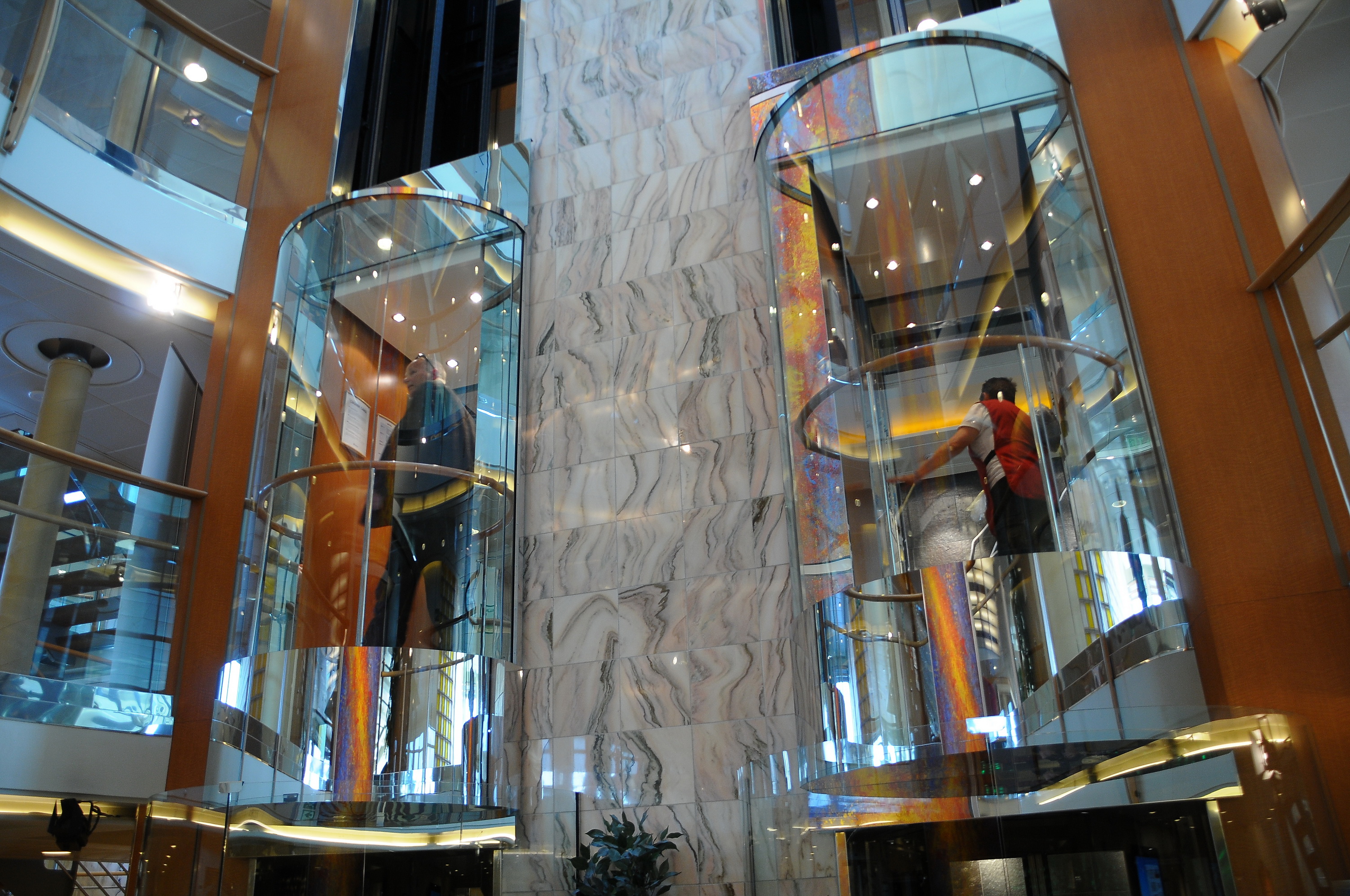 MS Midnatsol Eingangsbereich mit den Aufzügen